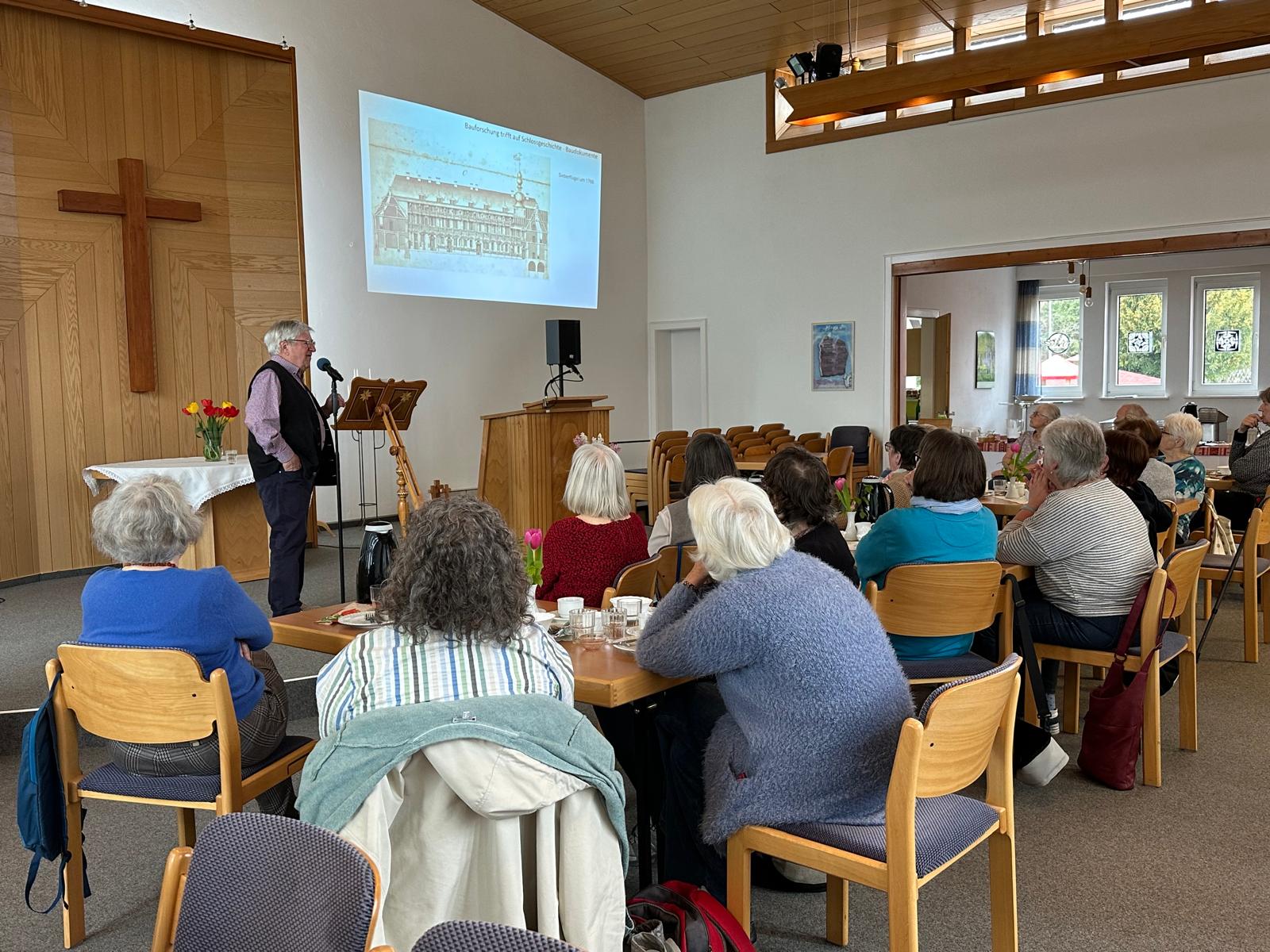 Fruhstuckstreffen April 2026